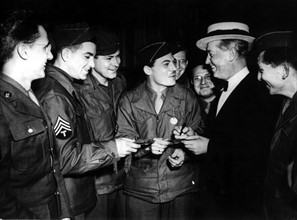 Maurice Chevalier donne des autographes aux soldats américains à Marseille (France) 1945