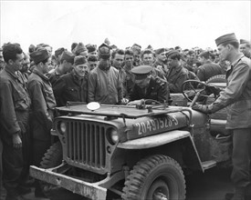 Le général Dwight Eisenhower signe des "short snorter bills" pour les soldats à St Valery en Caux (France) 22 mai 1945.