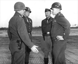 Des généraux américains s'entretiennent sur une base d'aviation allemande. (20 mars 1945)