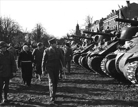 Le général De Lattre de Tassigny passe en revue les troupes françaises à Colmar (8 février 1945)
