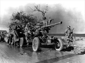 U.S  Artillery troops check their equipment  in France (Autumn 1944)