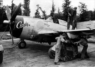 Un "Thunderbold" P-47 sur un terrain d'aviation en France (été 1944)