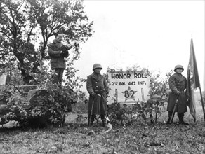 Des américains d'origine japonaise rendent hommage aux soldats tombés pendant la guerre (Est de la France, 11 novembre 1944).