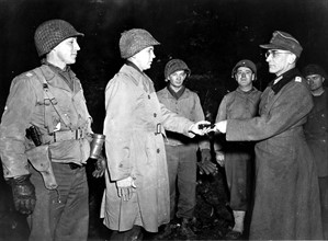 Le commandant d'un fort allemand se rend aux officiers américains dans la région de Metz. (6 décembre 1944)