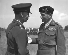 Field Marshall britannique Sir B.L. Montgomery et le Lt. Gén. américain Walther B. Smith s'entretiennent à Francfort (Allemagne) 10 juin 1945