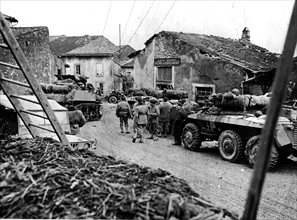Véhicules de reconnaissance français près de Brouville (Est de la France) pendant l'offensive de Strasbourg (novembre 1944)