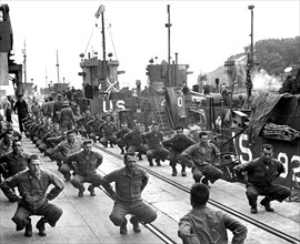Peu avant leur départ pour la France, ces membres de troupes d'assaut se dérouillent les jambes à bord d'un vaisseau de débarquement  (6 juin  1944)