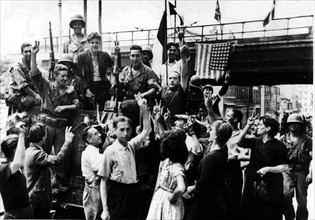 Aux alentours d'Aubagne (France), des membres des F.F.I. font le signe de la Victoire. (29 août 1944).