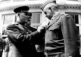 Le général américain Bradley décoré par le maréchal soviétique Koniev (17 mai 1945)