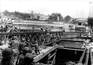 Des troupes américaines érigent un pont sur la Seine à Mantes (France). août 1944