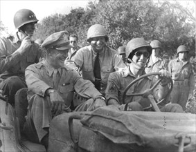 Le général Dwight Eisenhower en tournée sur le front de Salerno (Italie) le 21 septembre 1943.