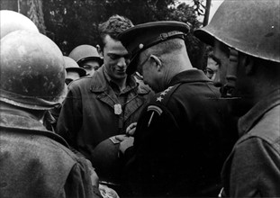 Le général Eisenhower signe un "Short Snorter bill" (bon de devise). Normandie, juillet 1944