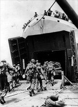 Une unité américaine d'ingénieurs de combat monte dans un navire de débarquement. (Angleterre, juin 1944)