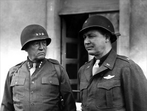 Lt. gén. américain George S. Patton et brig. gén américain Otto P.  Weyland en Belgique. (janvier 1945)