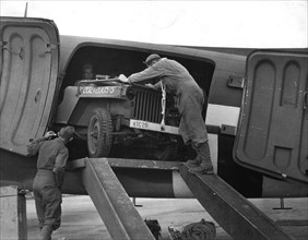 Déchargement d'une jeep d'un "C-47 Skymaster" à l'aéroport d'Orly, le 2 juillet 1945