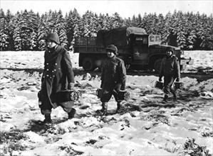 Des ingénieurs américains posent des mines dans la région de Monschau (Allemagne). décembre 1944