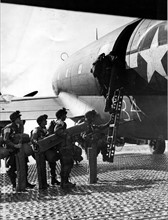 Des troupes aéroportées américaines sont transportées à l'Est du Rhin, le 24 mars 1945.
