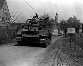 Les chars de la 6e division blindée U.S  entrent dans Buttstadt (Allemagne). 11 avril 1945