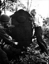 Nazis forcés de remplacer une tombe profanée à  Mulheim (Allemagne) 21 mai 1945