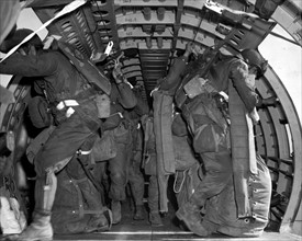 Parachutistes américains sautant d'un C-46 à l'Est du Rhin en Allemagne. (24 mars 1945)