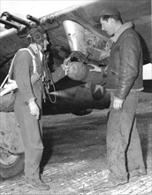 Un pilote de la 9e U.S Air Force vérifie son appareil (3 avril 1945)
