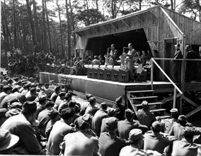 Concert de l'orchestre de Glenn Miller devant les soldats américains au Havre (France) 28 juillet 1945