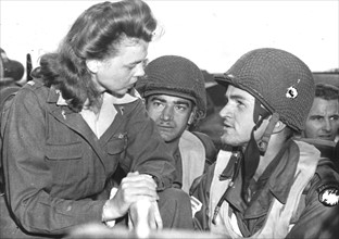 Une infirmière fait ses adieux aux parachutistes avant leur envol vers la Hollande. (17 septembre 1944)