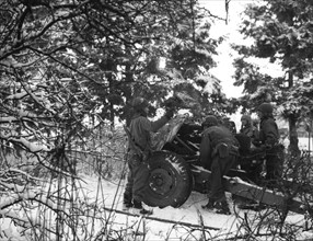 Montage d'un chasseur de chars équipé d'un canon de 7 cm par les membres de la Ire armée US dans la forêt enneigée près de Grandmesnil (Belgique) 4 janvier 1945