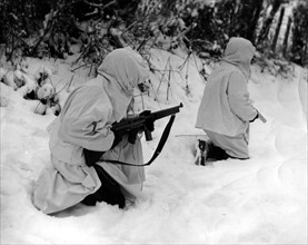 Les soldats américains portent des combinaisons de neige. (24 janvier 1945)