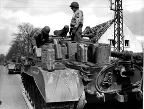Réapprovisionnement en combustible des chars  General Pershing avant la traversée du Rhin (Allemagne)  30 mars 1945