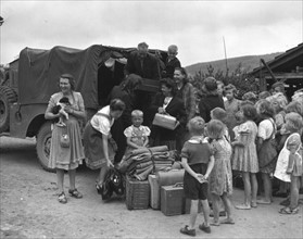 Réfugiés belges chargeant leurs baggages dans un camion. (Allemagne) 9 juin 1945