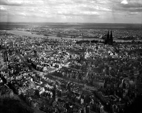 Ville de Cologne détruite par les bombardements (Allemagne). 7 avril 1945