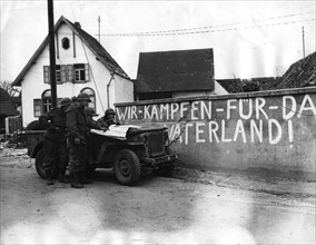 Nous nous battons pour notre terre patrie sur un mur à Scheibenhardt en Allemagne. 30 décembre 1944
