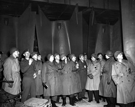Des membres du Congrès américain visitent une usine de production de bombes volantes à Nordhausen en Allemagne. 1er mai 1945