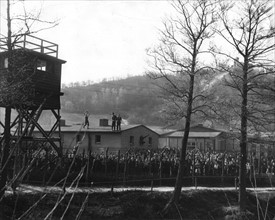Des prisonniers alliés acclament leurs libérateurs à Bad Sulza (Allemagne) 11 avril 1945