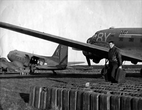 L'équipage des avions de transport C-47 décharge des jerry-cans d'essence près de Francfort (Allemagne) 30 mars 1945