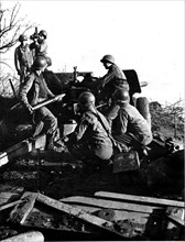 Photographes de l'armée filmant l'équipage américain d'un chasseur de chars en action près de Dillinger (automne 1944)
