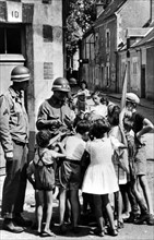 Enfants français autour d'un soldat américain à Orléans (France) août 1944