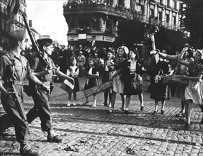 Filles et femmes de Dijon accueillent les troupes françaises. (11 septembre 1944)