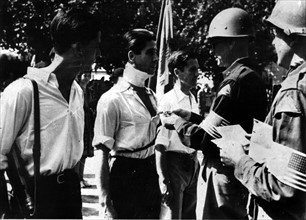 Décoration d'un chef des FFI par un général américain (région de Saint-Tropez) août 1944