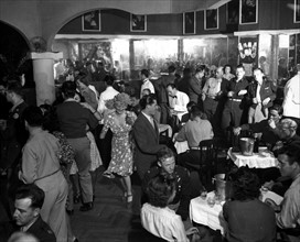 Au Club Normandie à Cannes (France) le 23 juin 1945