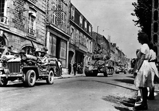 Troupes américaines en route vers Avranches traversant Brehal (France, été 1944)