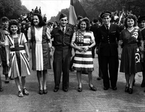 Jeunes françaises à Paris vêtues de robes représentant les drapeaux des Alliés (France, 8 mai 1945)