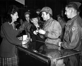 Soldats américains achetant du parfum français à Paris (France). 28 mars 1945