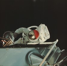 Astronaute Russell L. Schweickart en activité extravéhiculaire pendant la mission Apollo 9 (6 mars 1969)