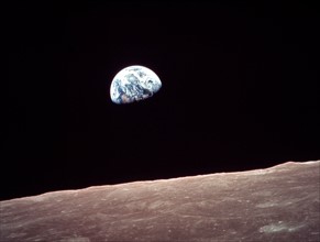 La terre se lève au-dessus de la lune au cours de la mission Apollo 11  (juillet 1969)