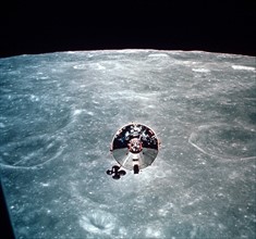 Apollo 10 en orbite lunaire - Photo du module de commande depuis le module d'exploration lunaire (LEM) (22 mai 1969)