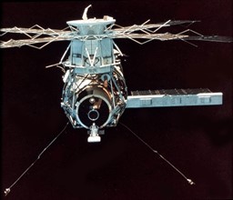 Station spatiale Skylab en orbite terreste prise à partir du module de commande (12 février 1974)