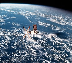 Vue de Skylab en orbite terrestre à partir du module de service (22 juin 1973)