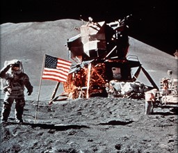 Apollo XV. Astronaute James Irwin, L.E.M., véhicule sur la lune. 31 juillet  1971